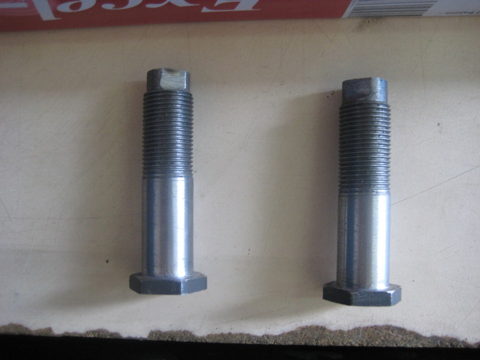 выточенные втулочки на шток амортизатора, сделал их чуток длиннее чем на моих эскизах, чтоб резинки родные встали без проблем — KIA Sorento (1G)