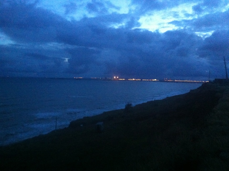 Ночной вид на тамань. Новая набережная в станице тамань. Набережная тольятти вечером. Тамань фото. Тамань пейзаж.