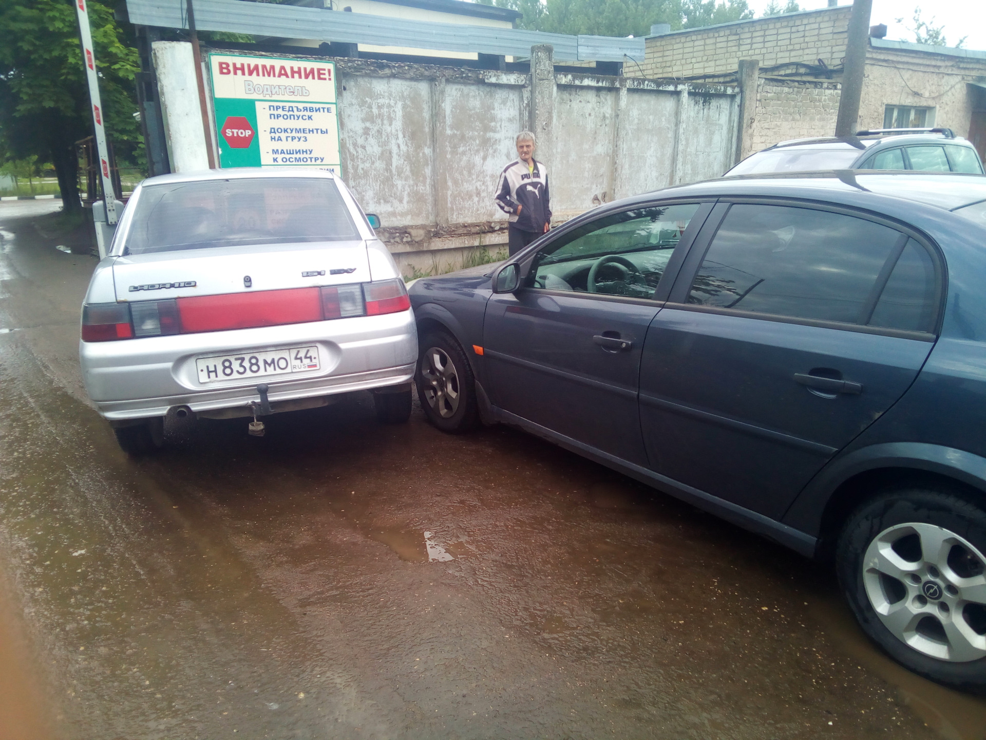 В меня на стоянке врезалась машина без водителя :) — Opel Vectra C, 1,6 л,  2006 года | ДТП | DRIVE2