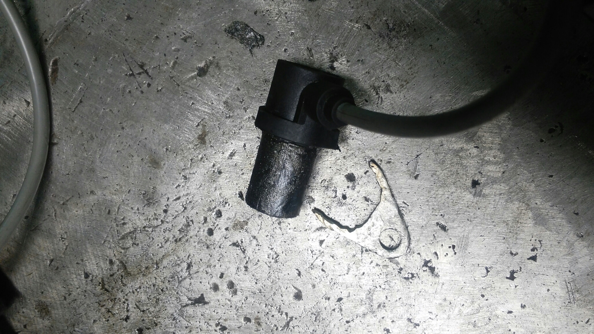 Датчик коленвала что это. Датчик коленвала m50b25 Bosch. Датчик коленвала БМВ х5 е70 дизель. М50 датчик коленвала от Волги.