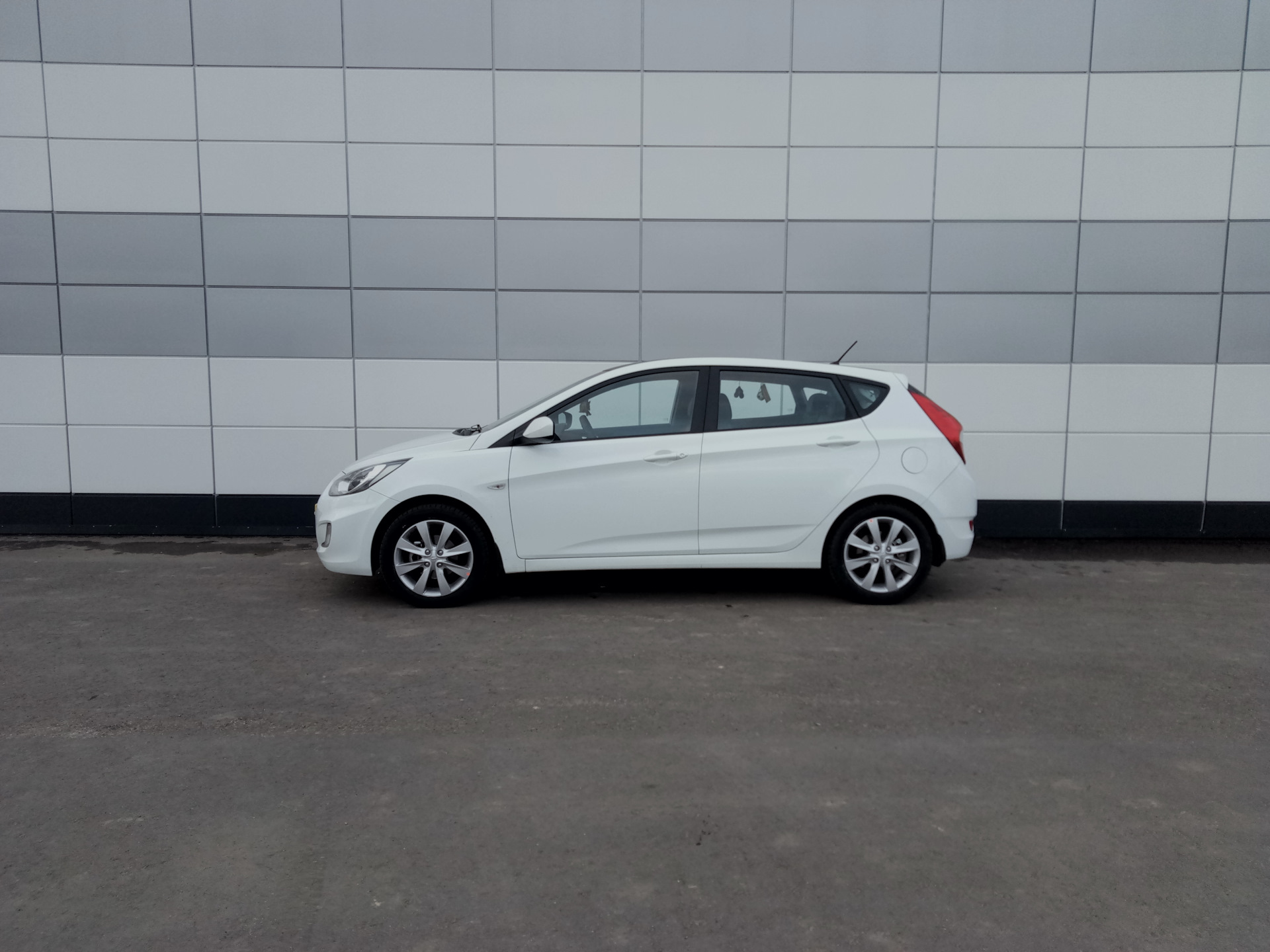 Реплика солярис. Solaris Hyundai белый хэтчбек r16. Белый Солярис хэтчбек r16. 16 Колеса на Солярис 1 белый. Солярис хэтчбек диски р16.