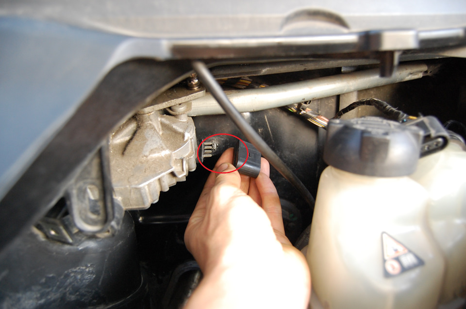 Как снять бачок омывайки — Smart fortwo (2G), 0,8 л, 2008 года | своими ...