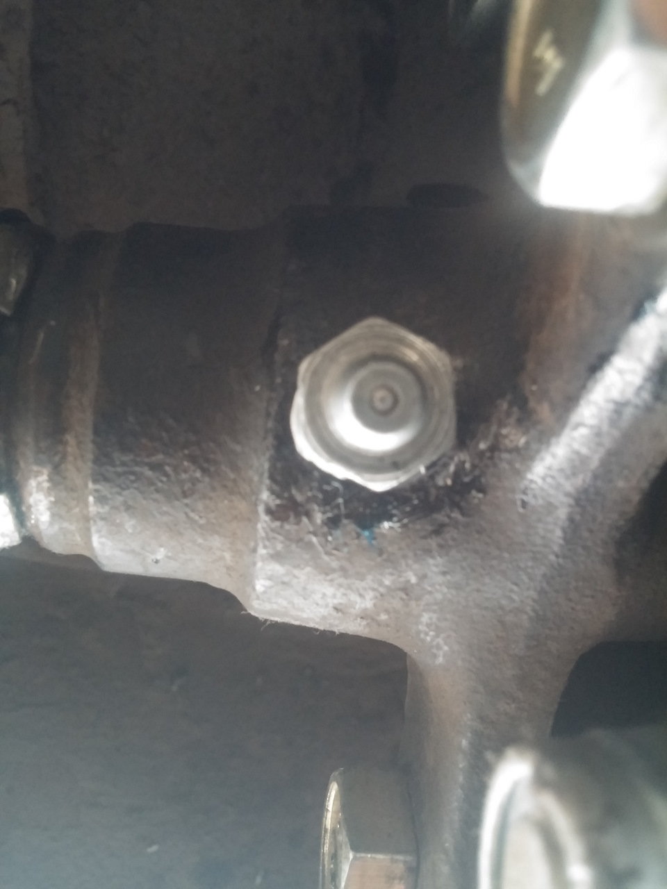 Смазал резьбу герметиком, для предотвращения выкручивания — Lada 21063