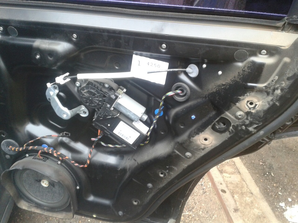 Вид двери без обшивки — Volkswagen Touareg (1G)