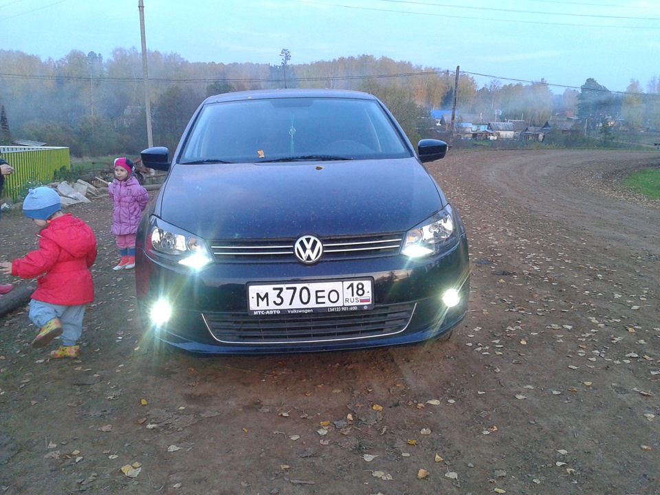 Polo дхо. ДХО поло седан 2019. Дневные ходовые огни Фольксваген поло 2019г. VW Polo 2019 ДХО + Ближний свет. ДХО И габариты поло седан.