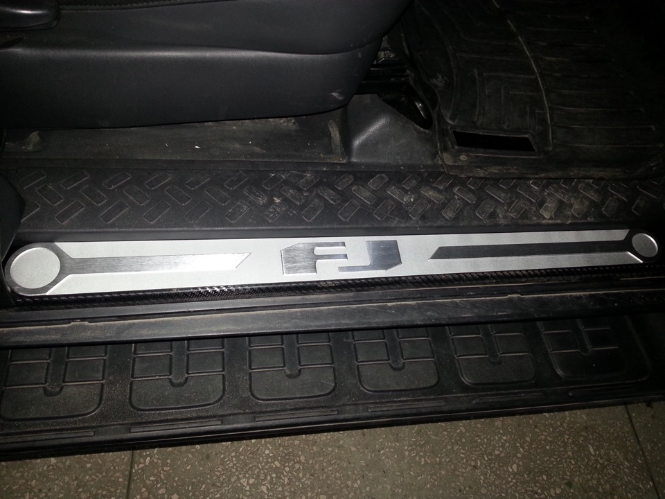 Bmw x5 f15 алюминиевая накладка порога внутренняя драйв 2. Накладка порога алюминиевая т4. Алюминиевые накладки на пороги. Renault arkana пороги. Rival np47043.
