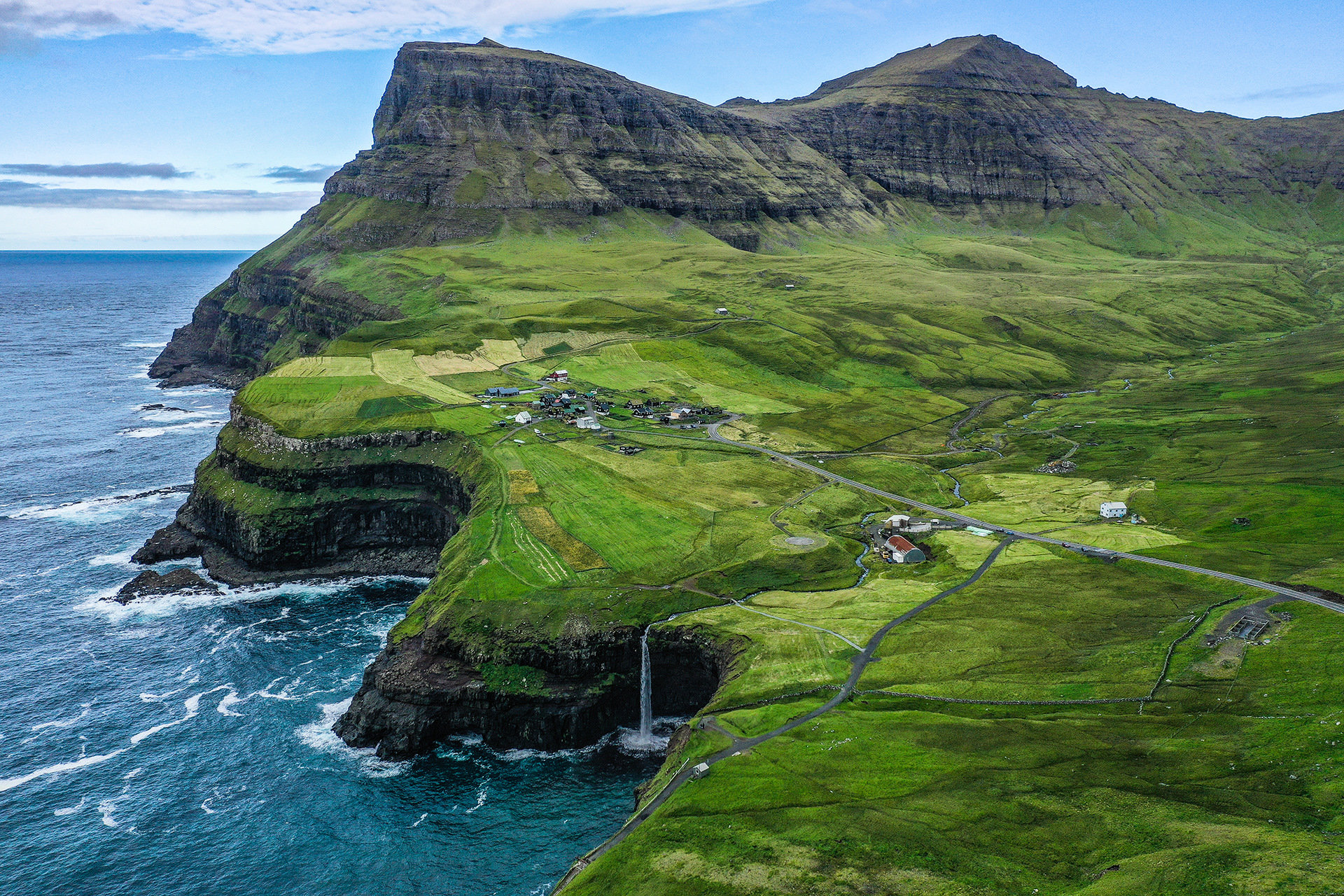 Кому принадлежат фарерские острова. Деревня Гасадалур, Фарерские острова. Водопад Гасадалур (Фарерские острова). Фарерские острова остров Калсой.