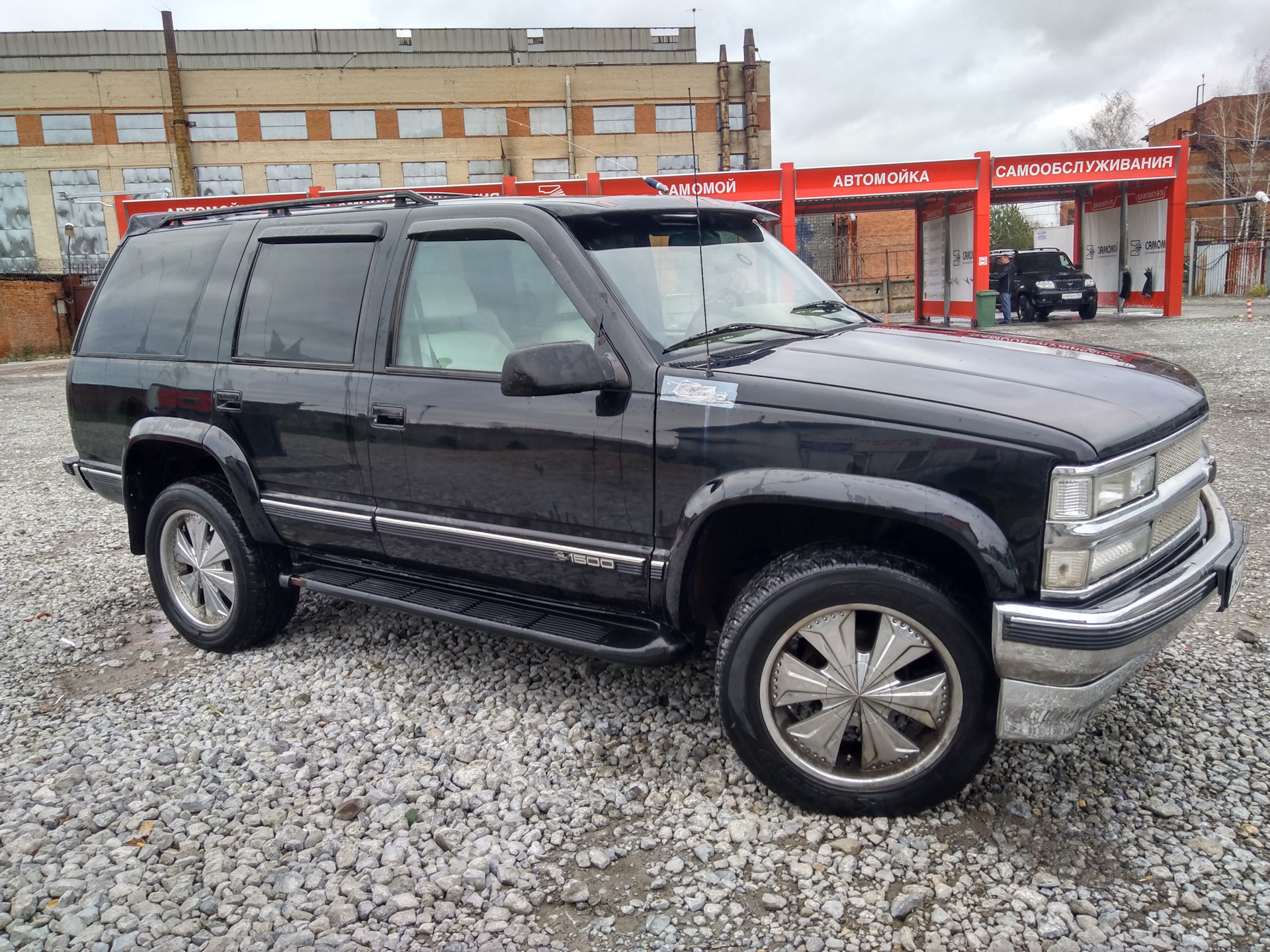 Как попасть без ключей в салон закрывшейся Тахо… — Chevrolet Tahoe  (GMT400), 5,7 л, 1995 года | другое | DRIVE2