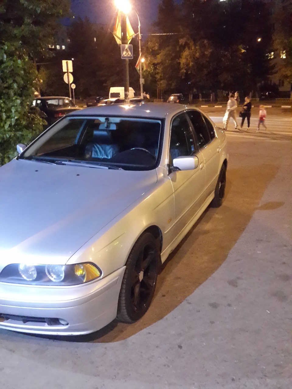 Помыл красавицу и пофотал на шиномонтаже.Погнул диск =( — BMW 5 series ...