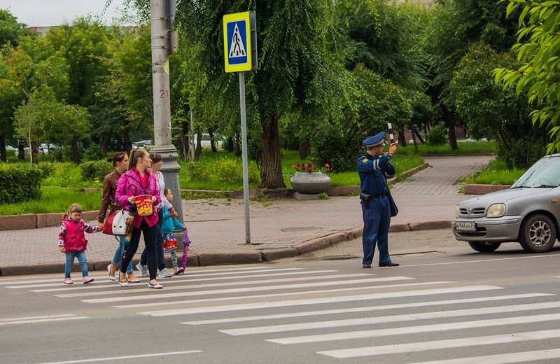 4.5 пдд. Пешеход ГИБДД. Пешеход на проезжей части. Пешеходный переход ГИБДД. ГАИ дети пешеходный переход.