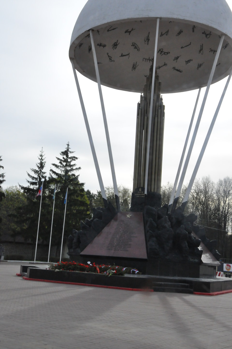 Псков веб. Памятник 6 роте в Пскове. Памятник 6-й роте. Памятник десантникам в Пскове. Памятник 6 роте в Москве.