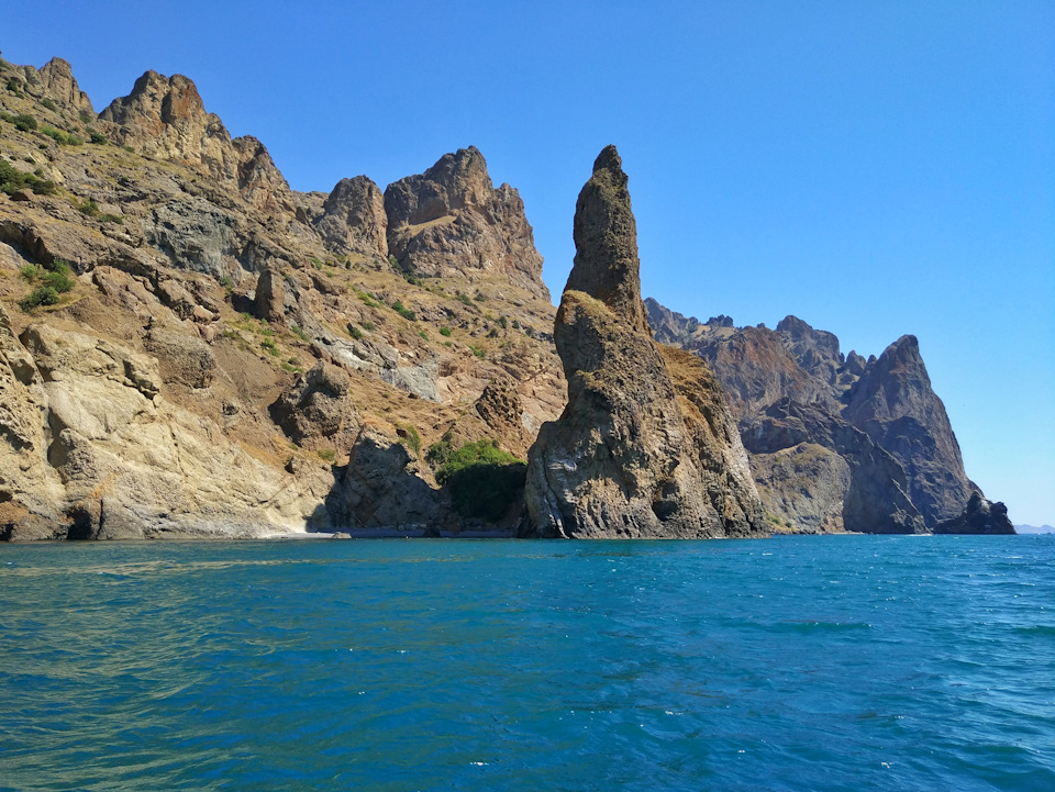 Разбойничья скала, за которой маленькая бухта. В бухте прятались казаки-разбойники на лодках, и грабили проплывавшие мимо суда. — Audi A5 (1G)