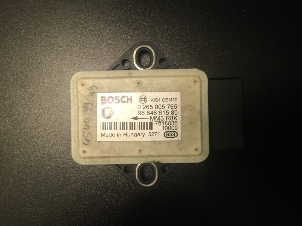 Датчик положения кузова, многие называют его гироскопом или акселерометром, парт номер виден на фото. — Peugeot 308 (1G). Запчасти на фото: CEM10, 0265005765, 9664661580