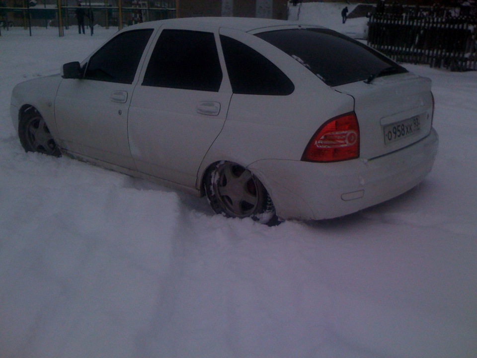 Белая приора зимой