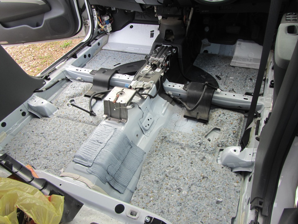 Разбираем тойоту приус. Торпедо приус 20. Prius 30 усилитель. Разбираем тойоту приус. Приус 20 шумоизоляция.