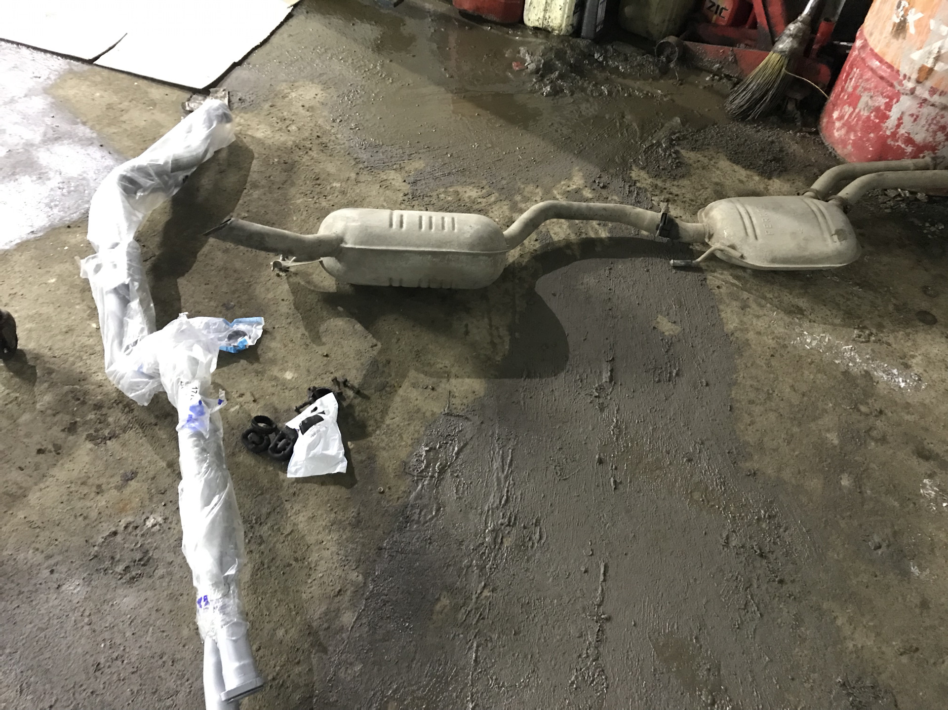 Замена приемной трубы — Mercedes-Benz E-class (W124), 2,2 л, 1994 года ...