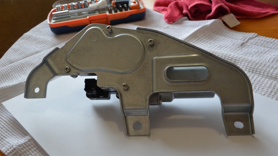 Крестовой отверткой откручиваем 4 винтика. — Suzuki SX4 (1G)