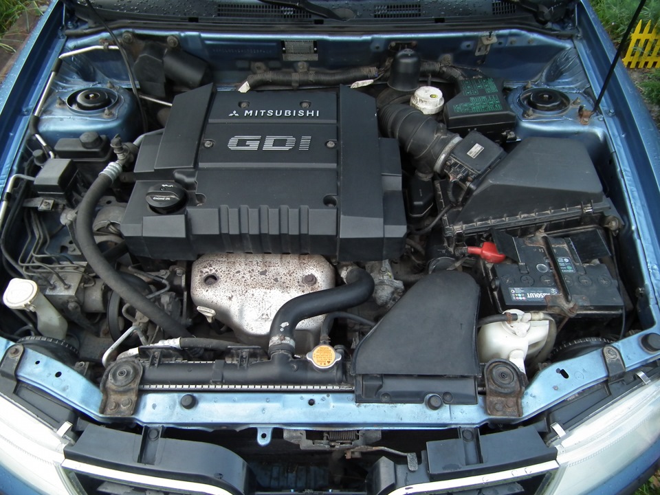 Мицубиси каризма двигатели. Mitsubishi Carisma 1,6 под капотом. Mitsubishi Carisma 2002 мотор 1.8. Двигатель Mitsubishi Carisma 2003 1.6. Каризма Митсубиси 1.6 2003 под капотом.