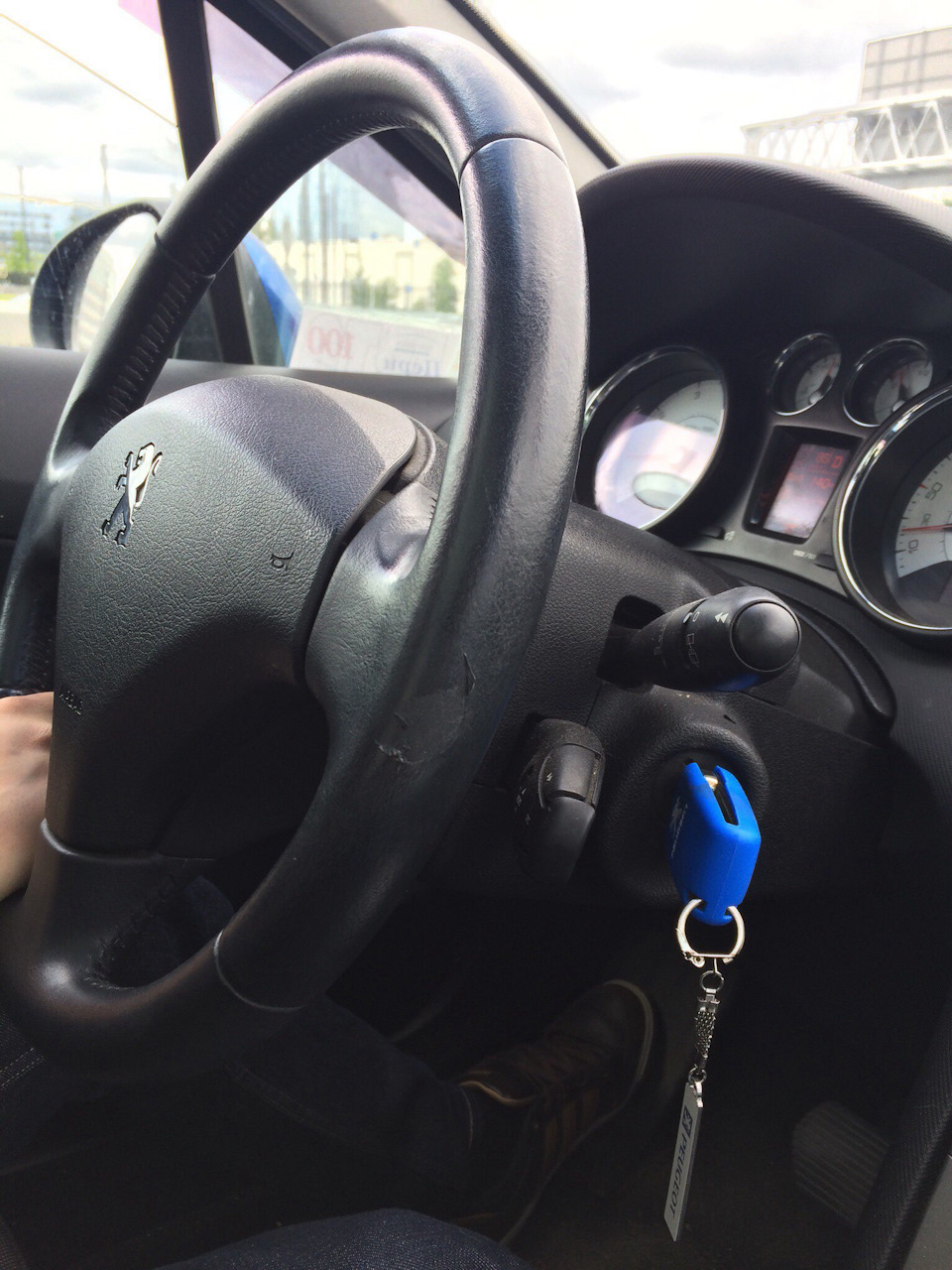 Кожа на руле — Peugeot 308 (1G), 1,6 л., 2010 года | поломка | DRIVE2