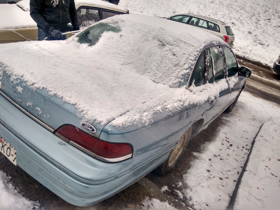 Старый владелец заботливо сметал с него снег, но даже под снегом было видно, что автомобиль в хорошем состоянии — Ford Crown Victoria (1G)