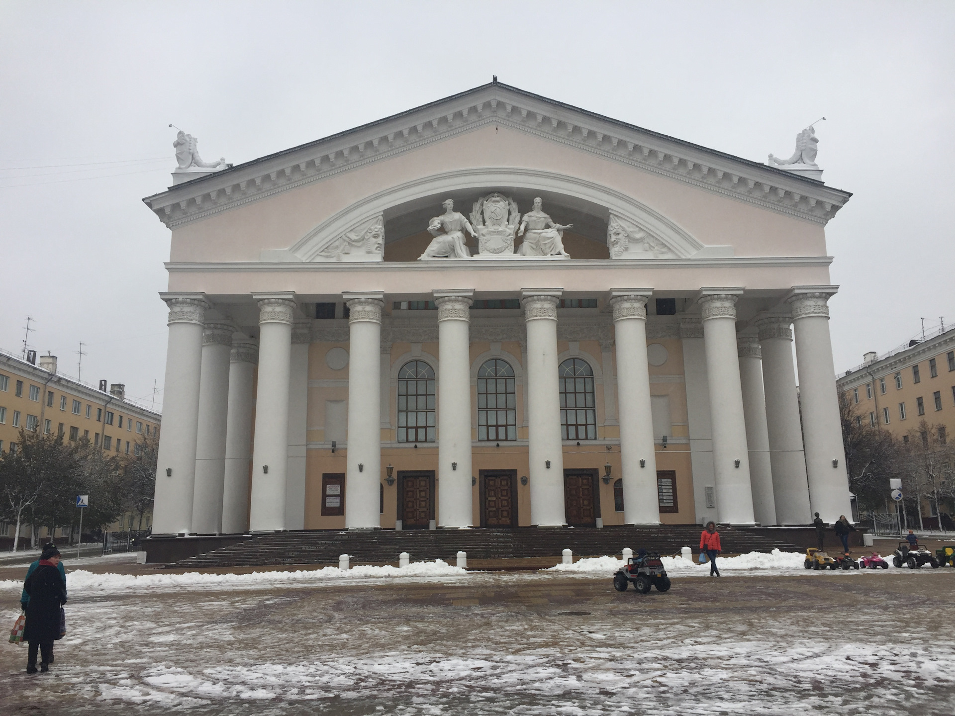 Театральная площадь 1. Драматический театр Калуга. Театр Калуга Театральная площадь. Калужский областной драматический театр, Калуга. Площадь в Калуге у театра.