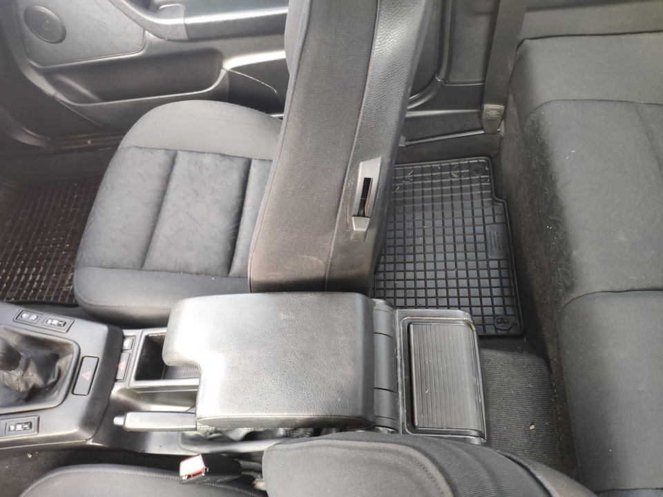 Подлокотник bmw e46. Подлокотник бмв е34. Подлокотник е46 карбон. Подлокотник е46 в е30. Подстаканник в подлокотник бмв е46.