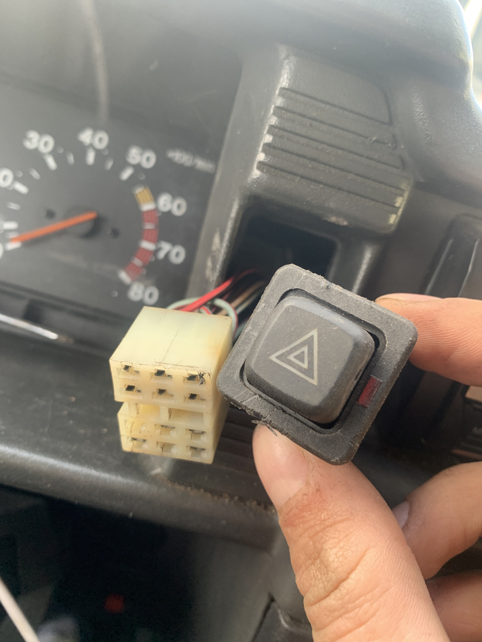 Реле аварийной сигнализации 2112. Кнопка аварийной сигнал 2110. 2112 не работает аварийка. Реле поворотников ваз 2110. Схема указателей поворотов и аварийной сигнализации ваз 2110.