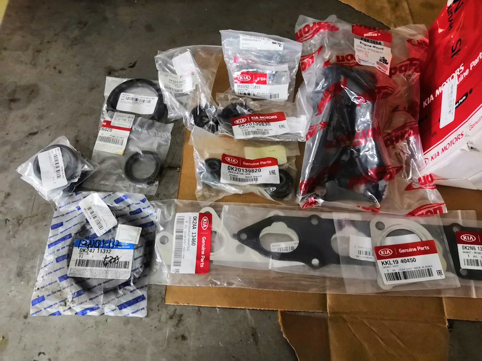 Прокладки. Сальники. Опоры двигателя и коробки — KIA Spectra. Запчасти на фото: 0K20139820, 0K2AA13460, KKL1940450