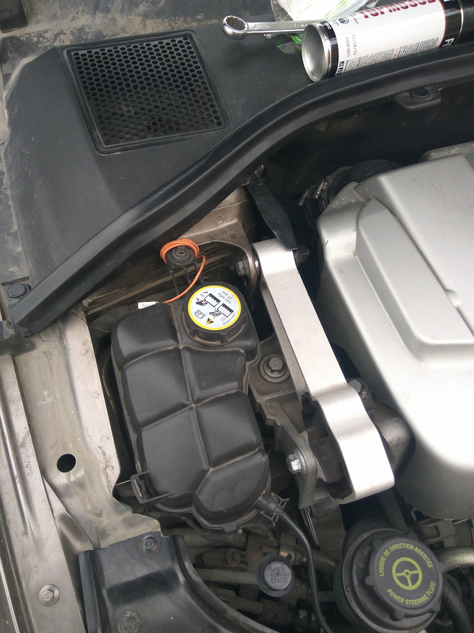 Вот тут открутить и закрутить, для тех кто не знал)))) — Volvo XC70 III