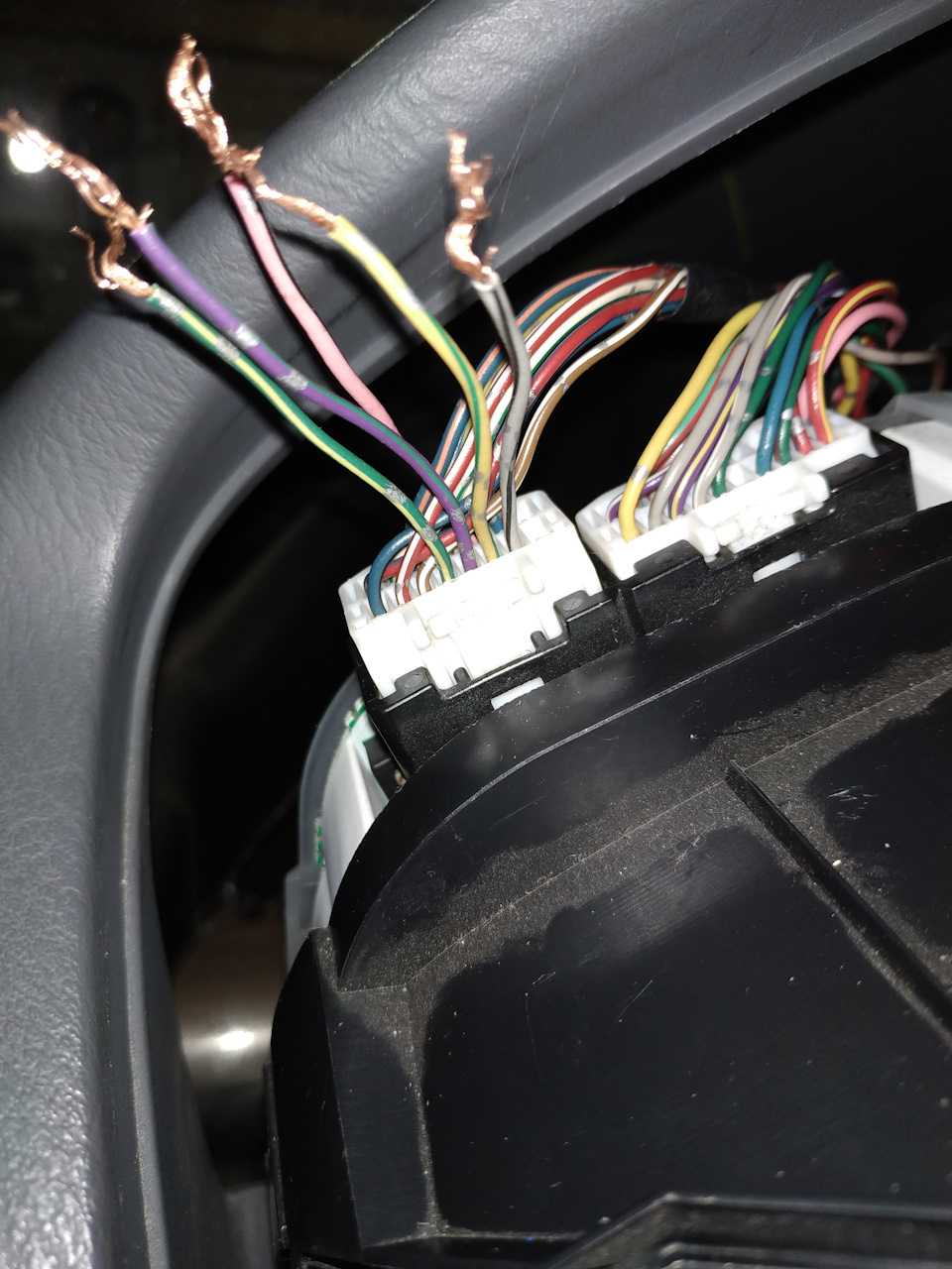 Жёлтый с зелёной полосой и серый с черной полосой идут в фишку часов, жёлтый с черной полосой совпадает по цвету, а серый с черной полосой из приборки соединяет с розовым с черной полосой в фишке часов. Фиолетовый с зелёной полосой тоже идёт в фишку часов и там соединяется с красным проводом. Розовый с черной полосой лишний, его можно убрать из фишки панели — Mazda 323 VI