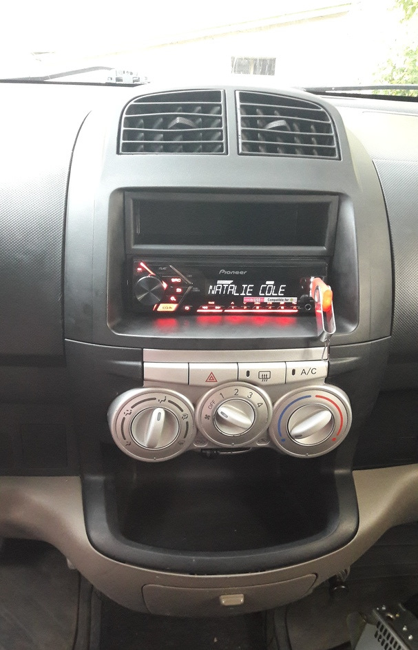 Магнитола хино. Рамка для магнитолы Хино 300. Рамка для магнитолы Дайхатсу эссе.