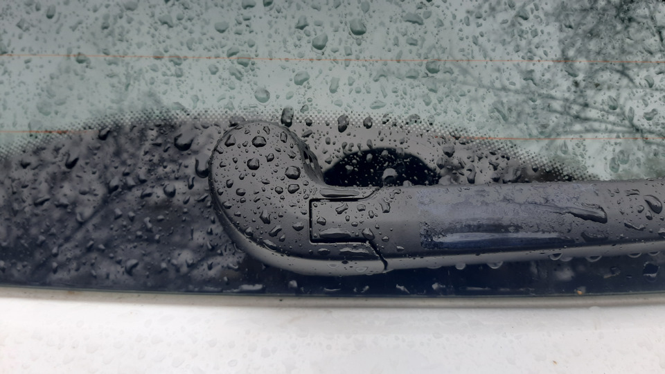 Замена поводка заднего дворника — Audi Q5 (1G), 2 л, 2011 года | своими ...