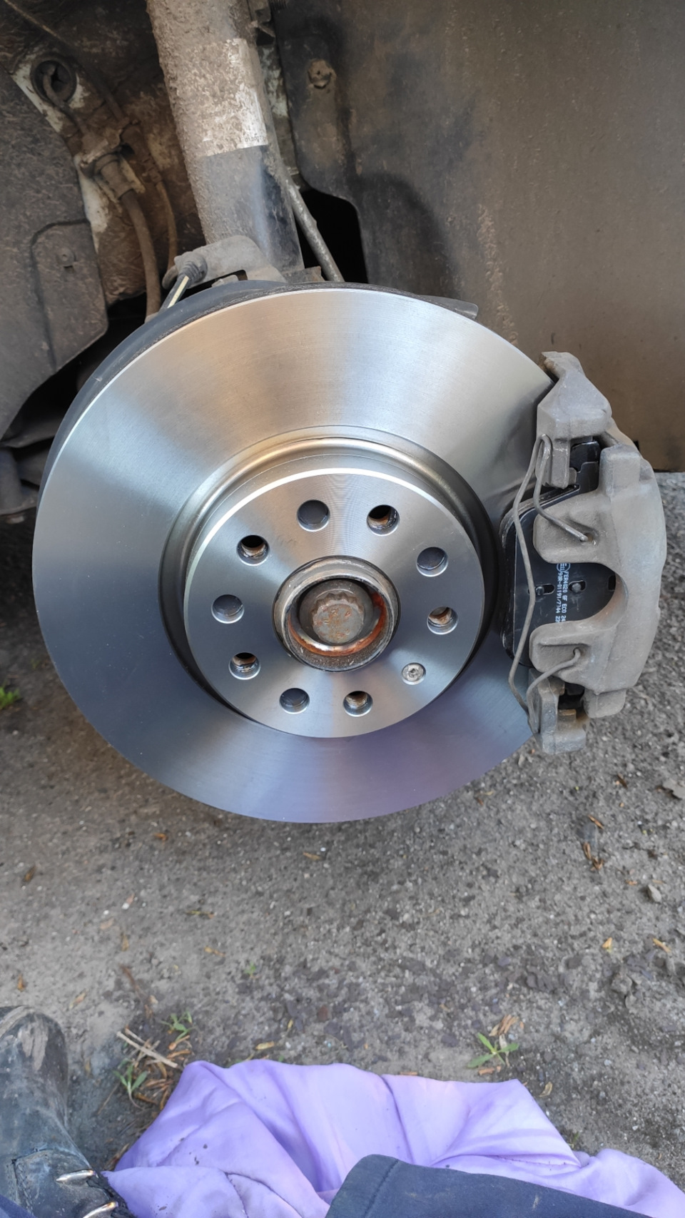 Замена передних тормозных дисков и колодок — Volkswagen Passat US, 2,5 ...