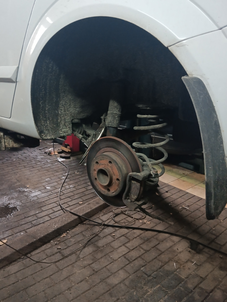 Переборка заднего левого суппорта — Opel Astra H, 1,3 л, 2008 года ...