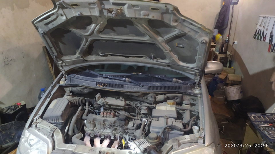 Под капотом мне тоже совсем не нравилось, грязи ооооот блин — Chevrolet Aveo Sedan (1G)