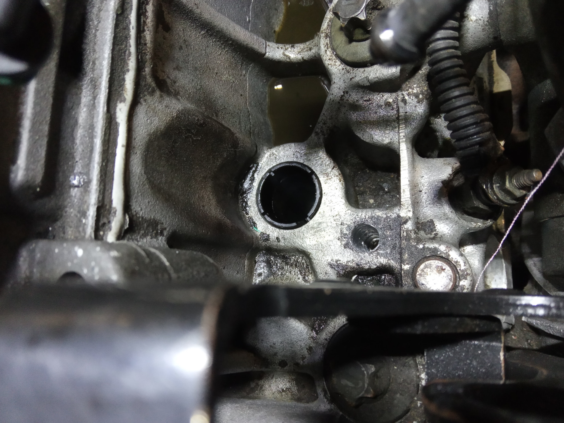 Сорвал резьбу в Гбц под болт который прижимает форсунку — Peugeot 406 ...