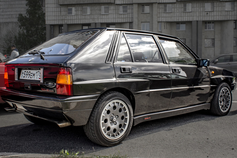 Lancia Delta sedan