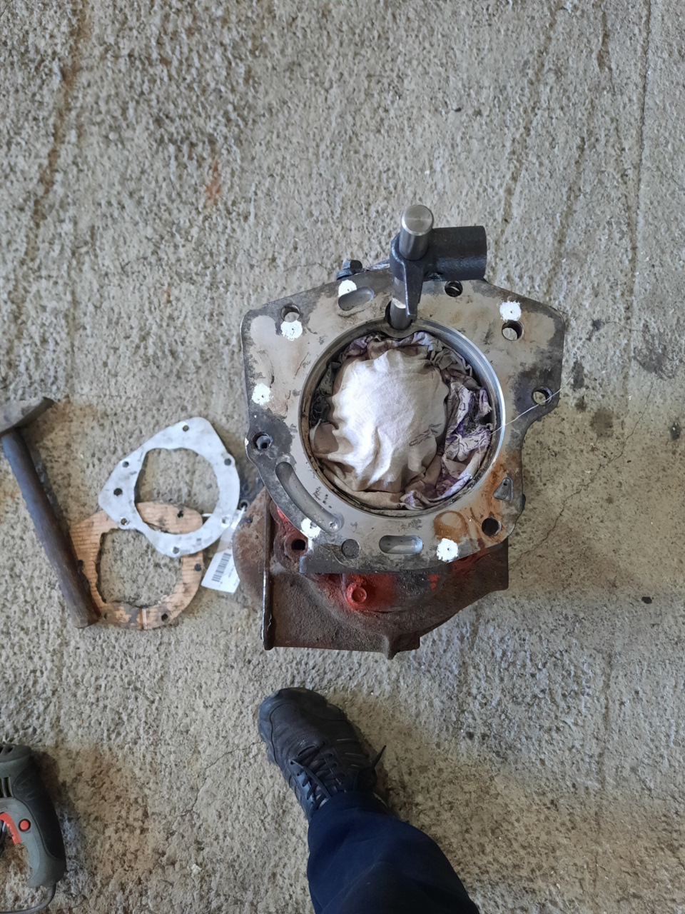 Вырезал отпечаток от рк под новые дырки, кажется 5 болтов из 6 получилось — Great Wall Hover