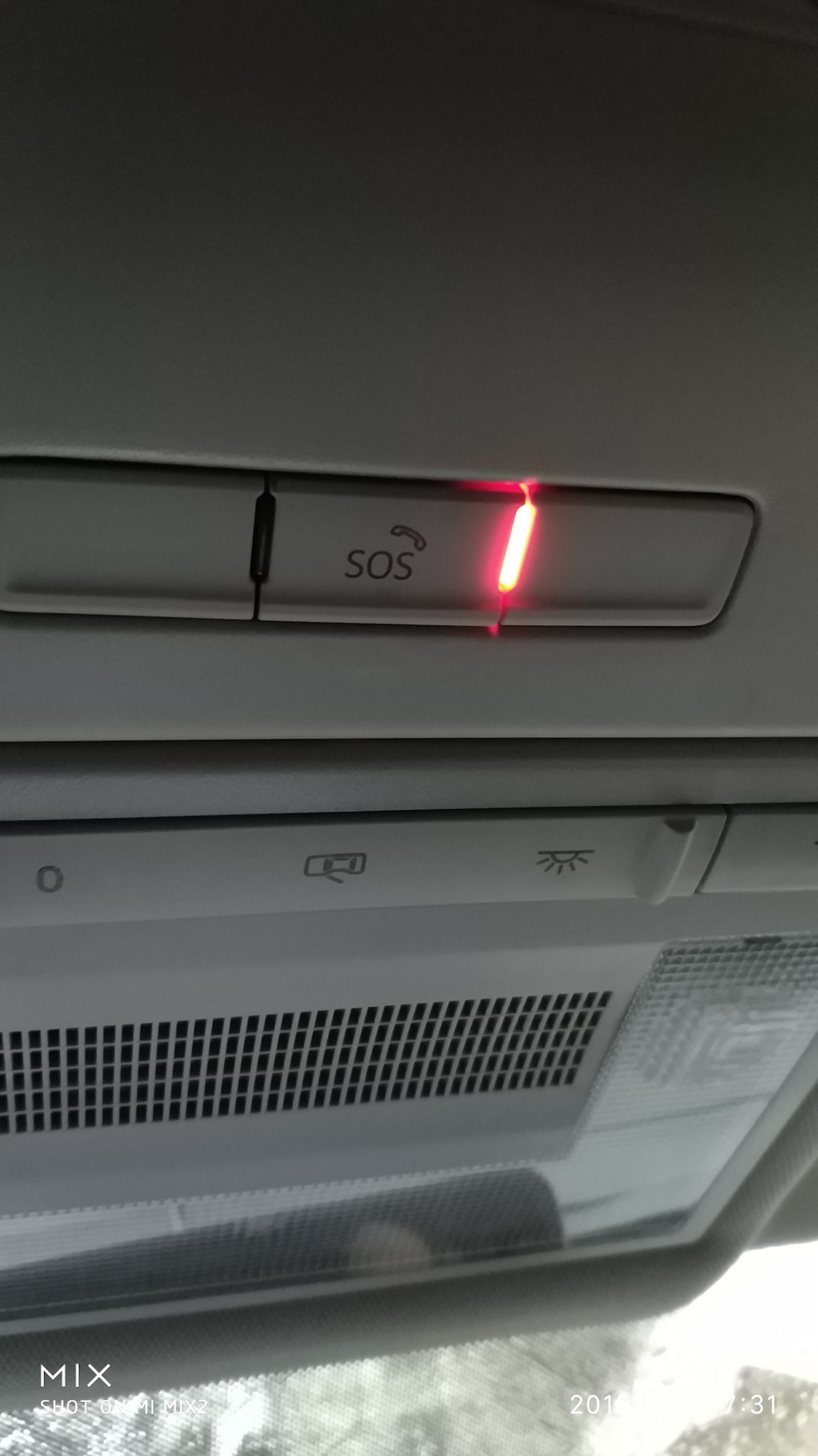 Горит красная лампочка эра глонасс лада гранта. Плафон эра глонасс polo sedan 2019 артикул. Блок эра глонасс шкода рапид. Кнопка sos volkswagen. Блок эра-глонасс nissan x trail.