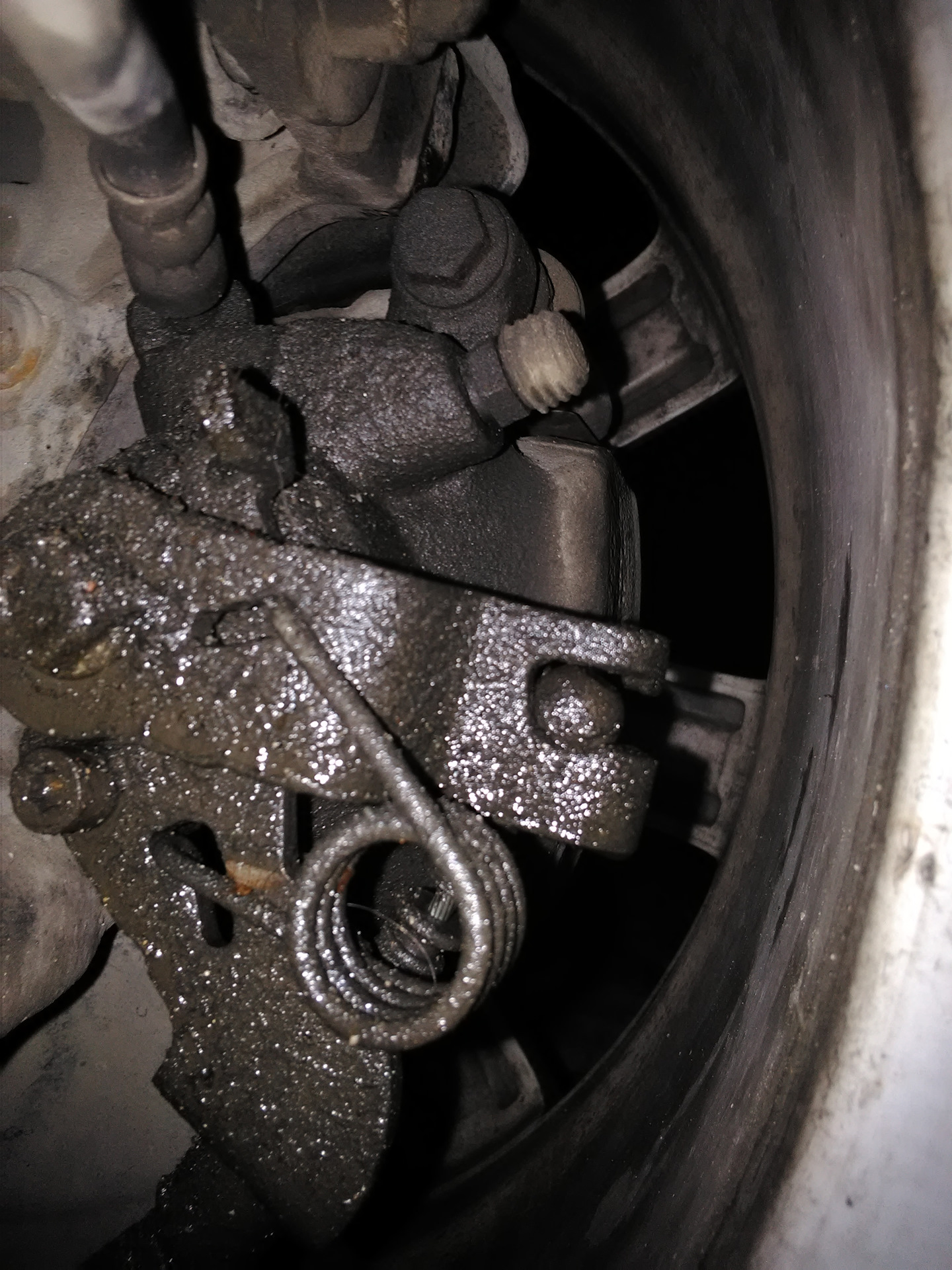 Задний суппорт рено лагуна 2. Golf 4 переборка задних суппортов. Суппорт nissan almera classic. Потек задний суппорт. Сальник штока ручника ауди.