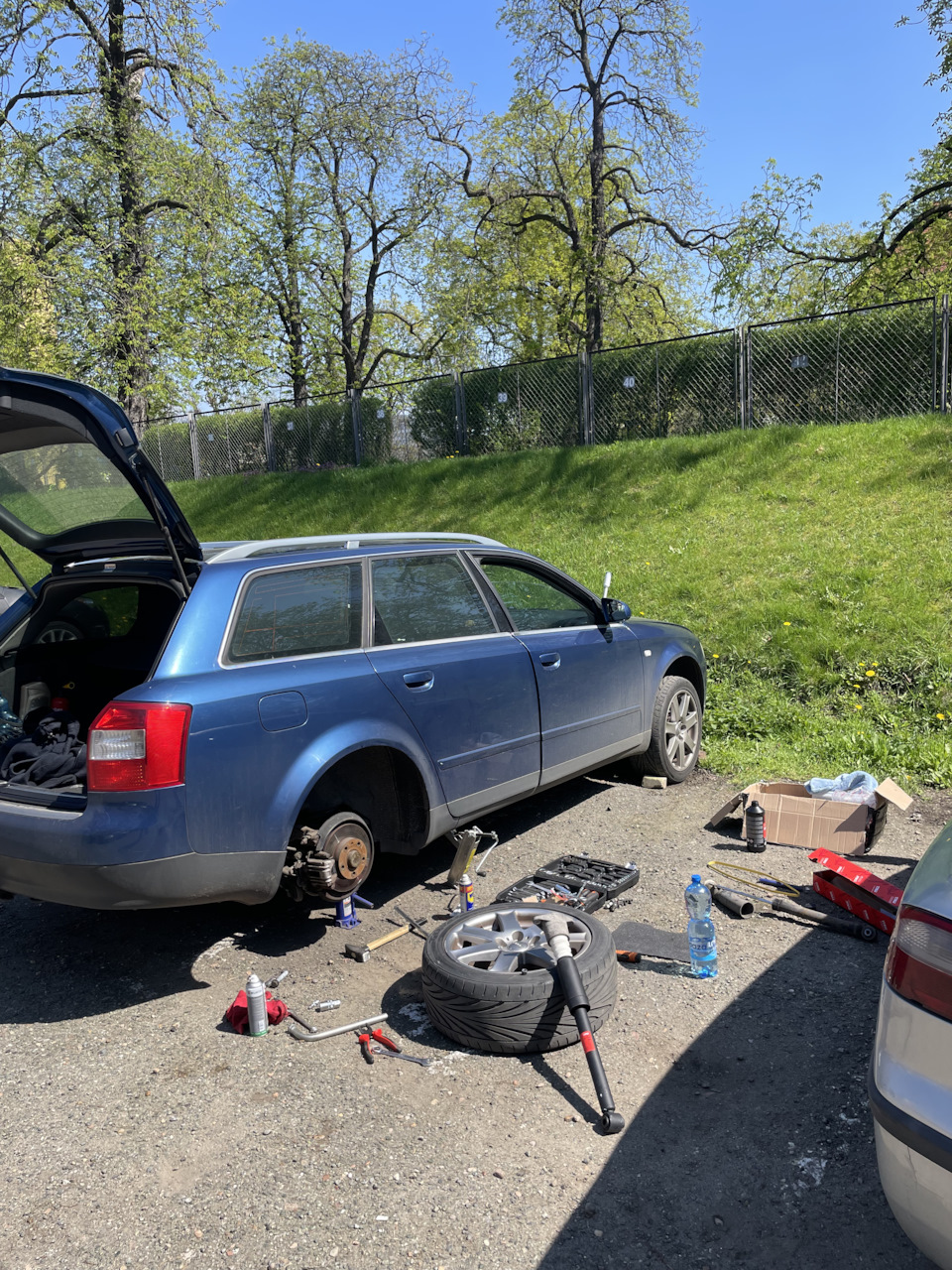 Замена задних амортизаторов и колодок — Audi A4 Avant (B6), 1,9 л, 2003 ...