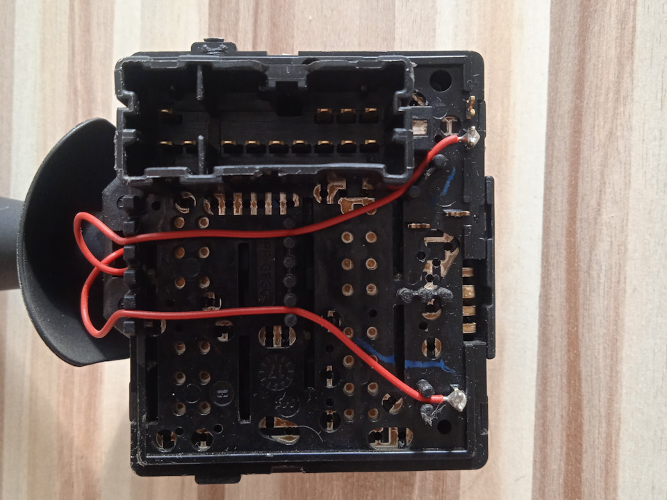 Подрулевой переключатель стеклоочистителя правый на Renault Duster (2G ...