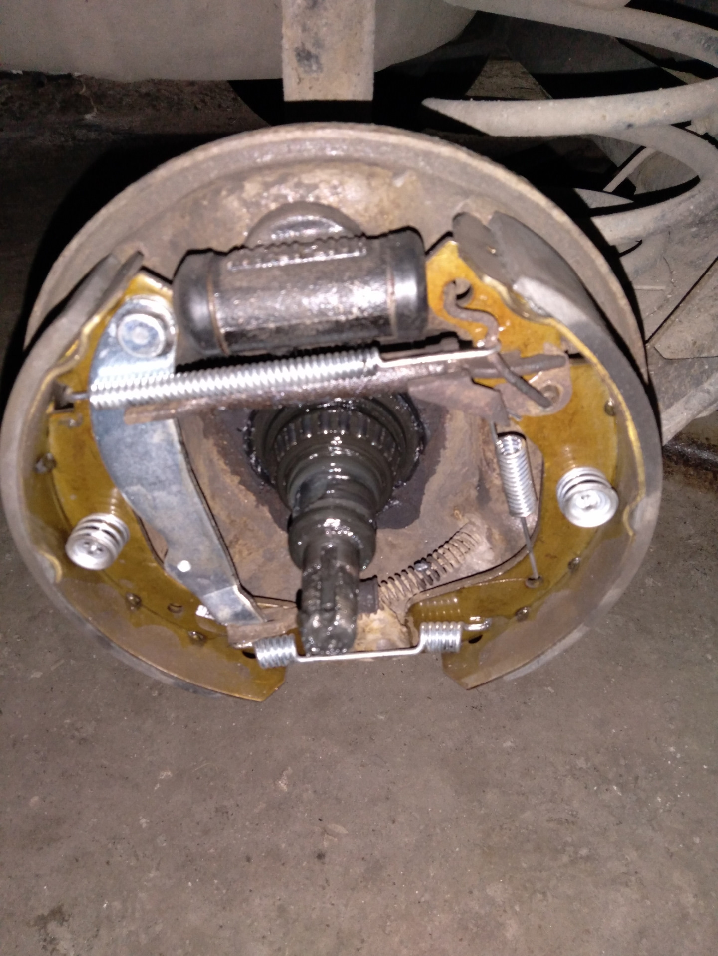 Тормозные chevrolet tracker 2004. Ремонт задних тормозных. Задние тормоза ниссан альмера классик. Потек цилиндр заднего тормоза ваз 2114. Тормозной барабан шевроле трекер.