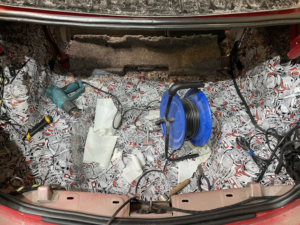 полностью оклеен пол багажника — Opel Insignia (1G)