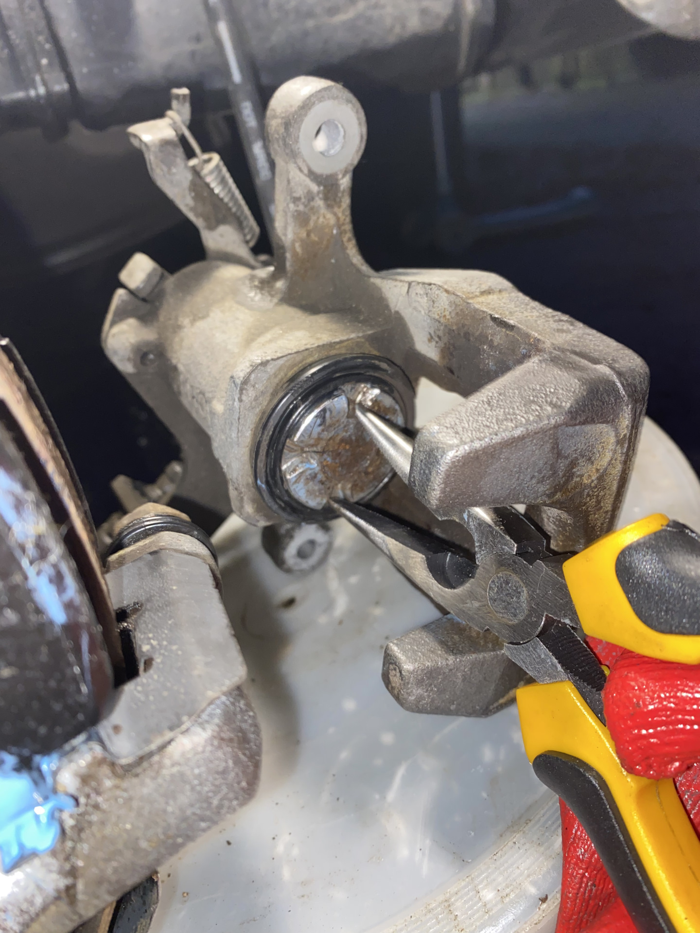 Замена задних тормозных колодок — KIA Soul (3G), 1,6 л, 2019 года ...