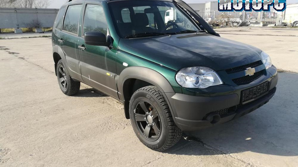 Chevrolet Niva зеленая