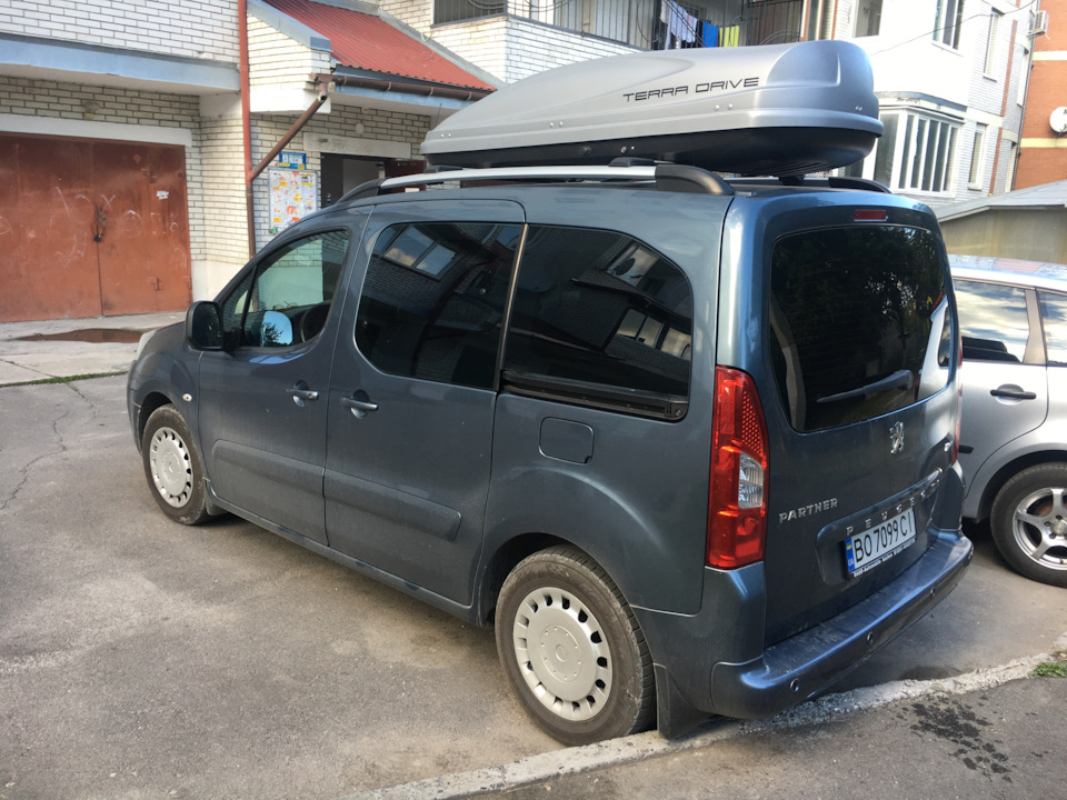 Пежо партнер авито москва и московская. Peugeot partner Lux. Техничка Peugeot partner. Пежо партнер 215/60/16. Аксессуары на Пежо партнер 2021.