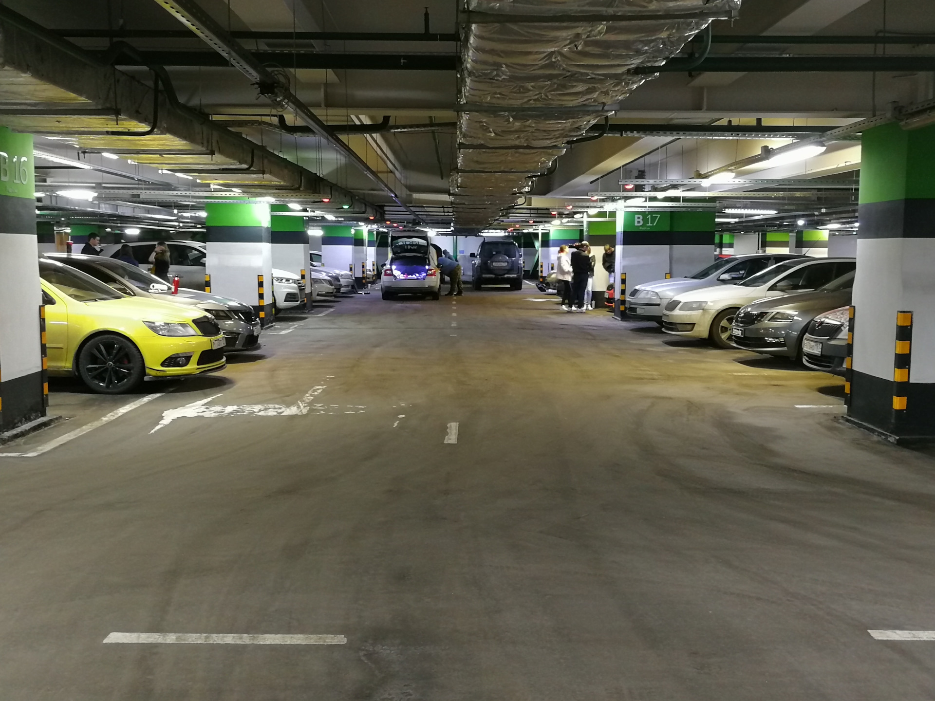 Подземная парковка москва сити. Подземная парковка крокуса. Подземная парковка крокуса. Подземная парковка крокуса. Сан сити подземная парковка.