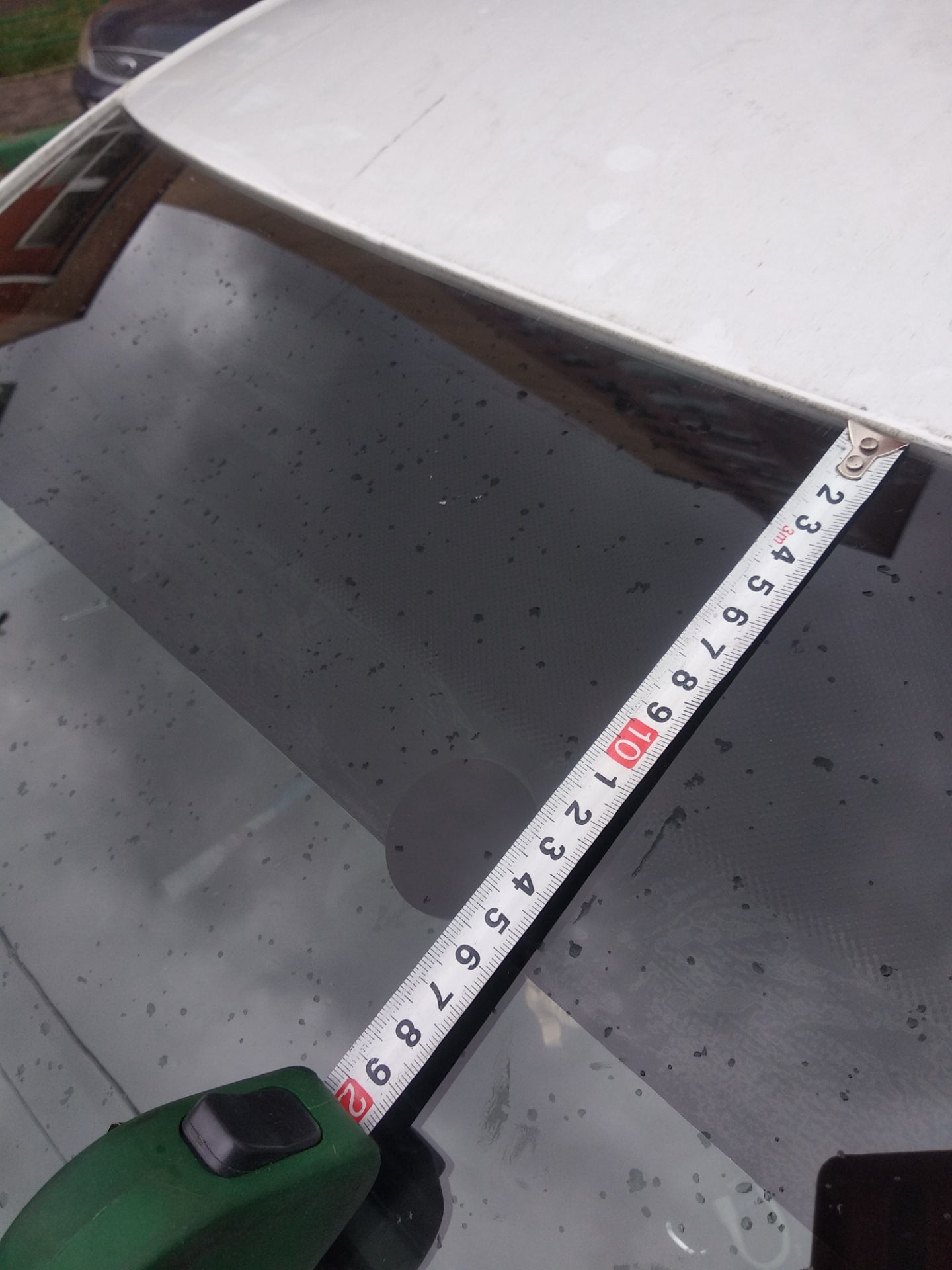 Тонирование лобового стекла по госту. Полоса тонировки на лобовом стекле камаз. Тонировка полоска на лобовое стекло. Лобовое стекло шкода рапид. Сколько разрешено на лобовом см.