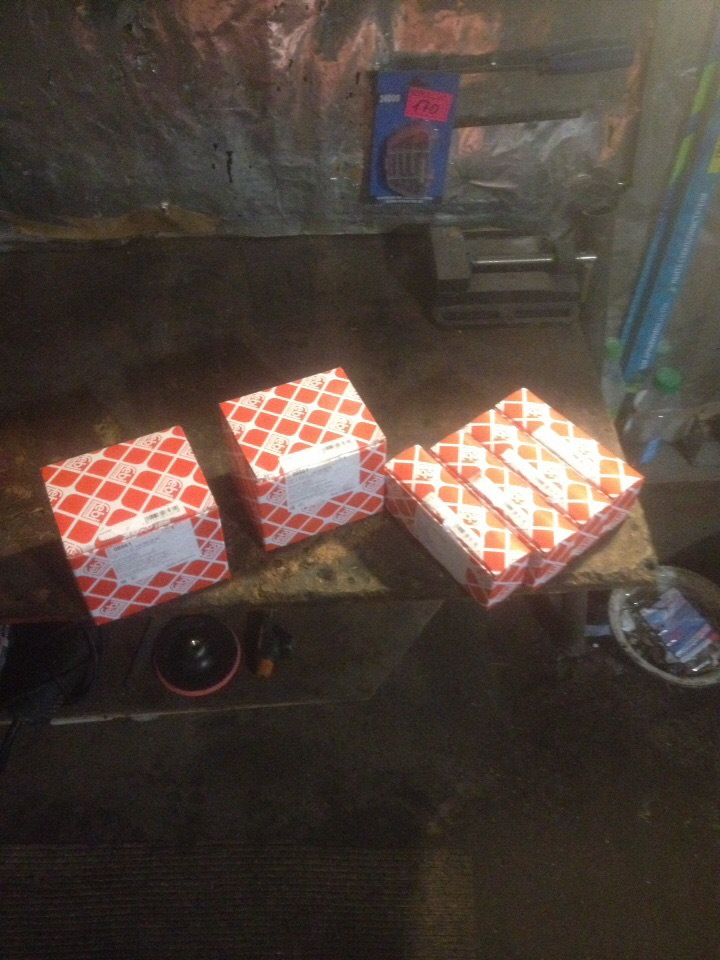 Замена сайлентблоков передних рычагов и развальные болты. — Mercedes ...